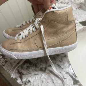 Youth Pebbled Leather Nike retro Blazers in tan. Sz 4.5